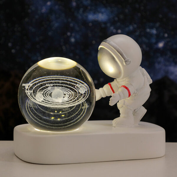 ⁦Glowing Planetary Galaxy Astronaut Crystal Ball Night Lights USB Power Warm Bedside Light Brithday Gift Night Lamp⁩ - الصورة ⁦10⁩